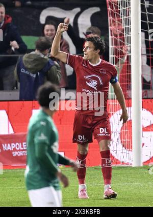 Waregem, Belgique. 27 avril 2024. Jelle Vossen d'Essevee célèbre après avoir marqué lors d'un match de football entre le SV Zulte Waregem et le Lommel SK, samedi 27 avril 2024 à Waregem, première étape de la demi-finale de la promotion à l'issue de la deuxième division du championnat belge 'Challenger Pro League' 2023-2024. BELGA PHOTO JOHN THYS crédit : Belga News Agency/Alamy Live News Banque D'Images