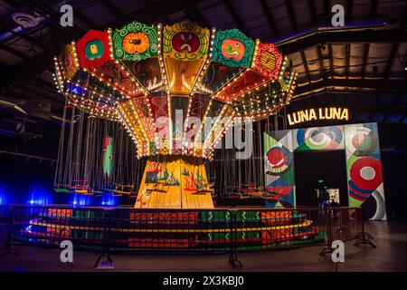 Le parc d'attractions Luna Luna art comprend une balançoire peinte par l'artiste New-yorkais Kenny Scharf. Banque D'Images