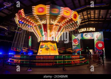 Le parc d'attractions Luna Luna art comprend une balançoire peinte par l'artiste New-yorkais Kenny Scharf. Banque D'Images