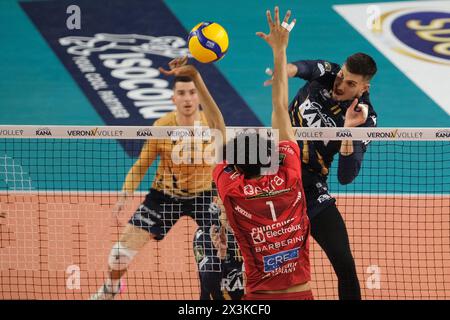 Attaque d'Aleks Grozdanov de Rana Verona lors du match entre Rana Verona et Cucine Lube Civitanova, dernier match de la Challenge Cup of Superlega Italian Volleball Championship 2023/2024 au Pala AGSM-AIM le 27 avril 2024, Vérone, Italie. Banque D'Images