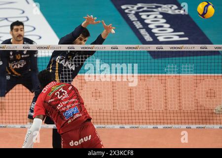 Bloc d'Aleks Grozdanov de Rana Verona lors du match entre Rana Verona et Cucine Lube Civitanova, dernier match de la Challenge Cup of Superlega Italian Volleball Championship 2023/2024 à Pala AGSM-AIM le 27 avril 2024, Vérone, Italie. Banque D'Images