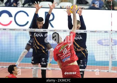 Bloc de Donovan Dzavoronok de Rana Verona et Aleks Grozdanov de Rana Verona lors du match entre Rana Verona et Cucine Lube Civitanova, dernier match de la Challenge Cup of Superlega Italian Volleball Championship 2023/2024 au Pala AGSM-AIM le 27 avril 2024, Vérone, Italie. Banque D'Images