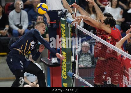 Attaque de Donovan Dzavoronok de Rana Verona lors du match entre Rana Verona et Cucine Lube Civitanova, dernier match de la Challenge Cup of Superlega Italian Volleball Championship 2023/2024 à Pala AGSM-AIM le 27 avril 2024, Vérone, Italie. Banque D'Images
