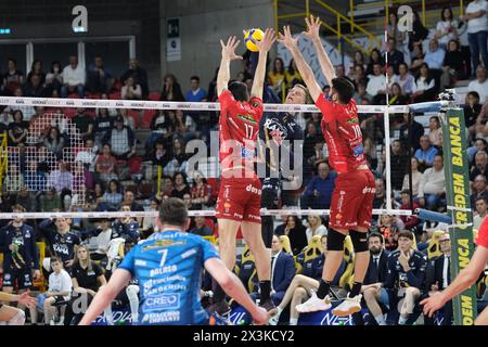 Attaque de Donovan Dzavoronok de Rana Verona lors du match entre Rana Verona et Cucine Lube Civitanova, dernier match de la Challenge Cup of Superlega Italian Volleball Championship 2023/2024 à Pala AGSM-AIM le 27 avril 2024, Vérone, Italie. Banque D'Images