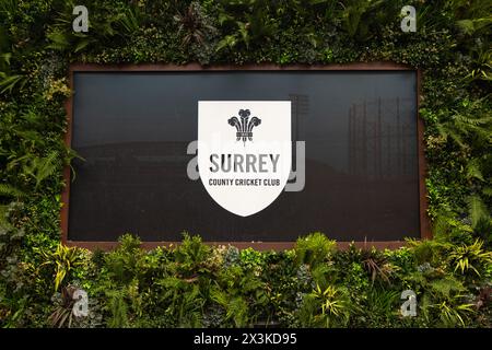 Londres. 27 avril 2024. Vue générale du stade Surrey County Cricket Club signe le deuxième jour du County Championship Division One match entre le Surrey et le Hampshire au Kia Oval. Crédit : Matthew Starling / Alamy Live News Banque D'Images