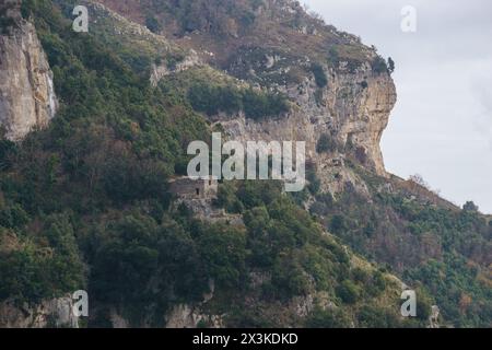 Vue de ruine ancienne au paysage rocheux près du sentier de randonnée Sentiero degli Dei ou chemin des Dieux à la côte amalfitaine, province de Salerne, Campanie, Italie Banque D'Images