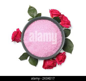 Sel de mer rose dans un bol, roses et feuilles vertes isolées sur blanc, vue de dessus Banque D'Images