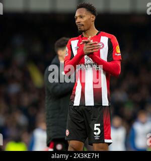 Ethan Pinnock #5 de Brentford F.C applaudit les fans à plein temps lors du match de premier League entre Everton et Brentford au Goodison Park, Liverpool, samedi 27 avril 2024. (Photo : Mike Morese | mi News) crédit : MI News & Sport /Alamy Live News Banque D'Images