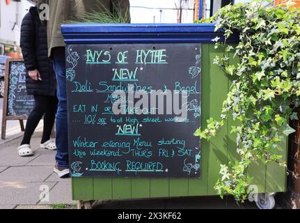 Magasins indépendants et entreprises sur la rue éclectique High Street dans le port historique et la ville côtière Hythe, dans le Kent, Royaume-Uni Banque D'Images