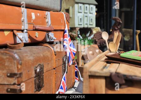 Magasins indépendants et entreprises sur la rue éclectique High Street dans le port historique et la ville côtière Hythe, dans le Kent, Royaume-Uni Banque D'Images