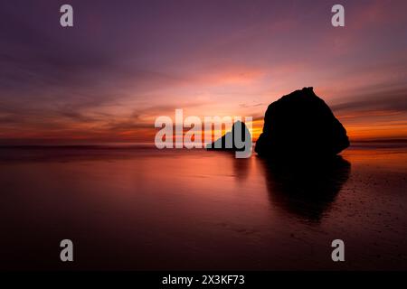 Coucher de soleil sur Praia dos Três Irmãos à Alvor, Algarve, Portugal avec les célèbres rochers silhouettés Banque D'Images