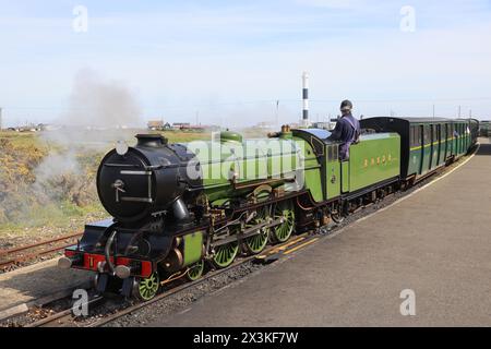 Le chemin de fer léger Romney, Hythe & Dymchurch 15' (381 mm), exploitant des locomotives à vapeur le long de la ligne de 13,5 milles. Ici à la station Dungeness, Kent. Banque D'Images