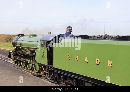 Le chemin de fer léger Romney, Hythe & Dymchurch 15' (381 mm), exploitant des locomotives à vapeur le long de la ligne de 13,5 milles. Ici à la station Dungeness, Kent. Banque D'Images