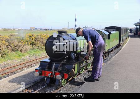 Le chemin de fer léger Romney, Hythe & Dymchurch 15' (381 mm), exploitant des locomotives à vapeur le long de la ligne de 13,5 milles. Ici à la station Dungeness, Kent. Banque D'Images