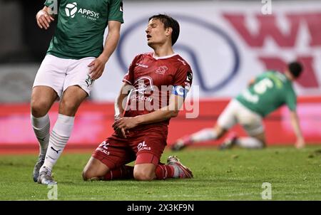 Waregem, Belgique. 27 avril 2024. Jelle Vossen d'Essevee réagit lors d'un match de football entre le SV Zulte Waregem et le Lommel SK, samedi 27 avril 2024 à Waregem, première étape de la demi-finale de la promotion à l'issue de la deuxième division du championnat belge 'Challenger Pro League' 2023-2024. BELGA PHOTO JOHN THYS crédit : Belga News Agency/Alamy Live News Banque D'Images