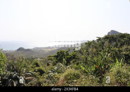 Kenting National Forest Recreation Area dans le sud de Taiwan, vue sur l'océan, forêt en plein soleil. Pointe la plus méridionale de Taïwan. Vue de dessus. Banque D'Images