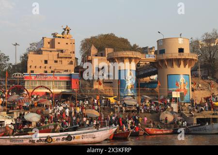 Varanasi, Inde- 13 mars 2019 : scène de la vie quotidienne au Dr Rajendra Prasad Ghat, sur les rives du fleuve Saint Gange à Varanasi au lever du soleil. Crowde Banque D'Images