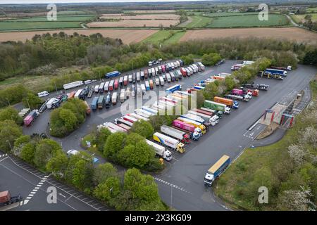 Vue aérienne de l'arrêt camion à Moto Cherwell Valley, Royaume-Uni. Banque D'Images