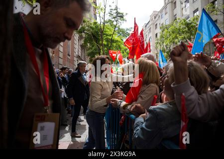 María Jesús Montero, vice-président du gouvernement espagnol et ministre des Finances, salue les manifestants, lors d'une manifestation sur la rue Ferraz à Madrid, en soutien à Pedro Sanchez pour continuer à occuper le poste de président du gouvernement. Pedro Sanchez, a annulé son agenda public pendant quatre jours et réfléchit à sa continuité en tant que chef de l’exécutif. Le Comité fédéral du Parti socialiste ouvrier espagnol (PSOE) a tenu une réunion et manifesté au siège national de la rue Ferraz à Madrid pour manifester son soutien au secrétaire général du parti et président du gouvernement de Banque D'Images