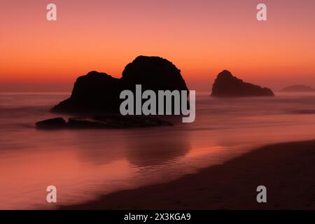 Brume de mer au coucher du soleil sur la plage de Praia dos Três Castelos en Algarve à Praia da Rocha, Portimão, Algarve, Portugal Banque D'Images