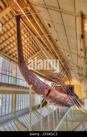 Le navire Khufu, le musée du bateau solaire Gizeh, les grandes pyramides de Gizeh, site classé au patrimoine mondial de l'UNESCO, Gizeh, Égypte Banque D'Images