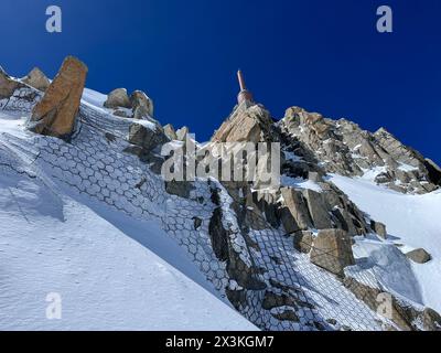 Haute-Savoie, France : vue de L’aiguille du midi, la plus haute flèche des aiguilles de Chamonix dans la partie nord du massif du Mont Blanc, antenne Banque D'Images