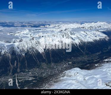 Haute-Savoie, France : la vallée de Chamonix vue du sommet de L’aiguille du midi, la plus haute flèche des aiguilles de Chamonix, Mont Blanc Banque D'Images
