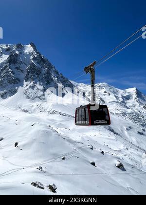 Chamonix, haute-Savoie, France : le téléphérique de L’aiguille du midi atteint la plus haute flèche (3,842 m) dans la partie nord du massif du Mont Blanc Banque D'Images