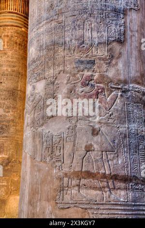 Bas-reliefs, colonnes, salle Hypostyle, Temple de Khnum, Esna, Égypte Banque D'Images