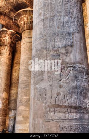 Bas-reliefs, colonnes, salle Hypostyle, Temple de Khnum, Esna, Égypte Banque D'Images