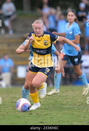 Lilyfield, Australie. 27 avril 2024. Paige Marie Hayward (avant) du Central Coast Mariners FC, Margaux Marianne Chauvet (arrière) et Indiana dos Santos (arrière à droite) du Sydney FC sont en action lors de la demi-finale de la saison 2023-24 de Liberty A-League entre le Sydney FC et le Central Coast Mariners FC qui se tient à Leichhardt Oval. Score final ; Sydney FC 1 : 1 Central Coast Mariners FC. Crédit : SOPA images Limited/Alamy Live News Banque D'Images