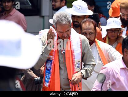 Mumbai, Inde. 27 avril 2024. MUMBAI, INDE - AVRIL 27 : Anil Desai, un candidat de Mahavikas Aghadi de la circonscription du centre-sud de Mumbai, a visité la région de Sewri dans le cadre de sa campagne électorale, le 27 avril 2024 à Mumbai, en Inde. (Photo de Raju Shinde/Hindustan Times/Sipa USA ) crédit : Sipa USA/Alamy Live News Banque D'Images