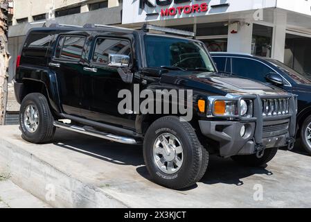 ISTANBUL, TURQUIE - 21 AVRIL 2024 : Hummer H3 (modèle 2006) dans la salle d'exposition. C'est un modèle de VUS de classe moyenne produit par Hummer entre 2005 et 2010. Banque D'Images