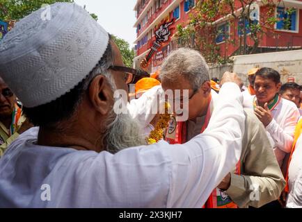 Mumbai, Inde. 27 avril 2024. MUMBAI, INDE - AVRIL 27 : Anil Desai, un candidat de Mahavikas Aghadi de la circonscription du centre-sud de Mumbai, a visité la région de Sewri dans le cadre de sa campagne électorale, le 27 avril 2024 à Mumbai, en Inde. (Photo de Raju Shinde/Hindustan Times/Sipa USA ) crédit : Sipa USA/Alamy Live News Banque D'Images