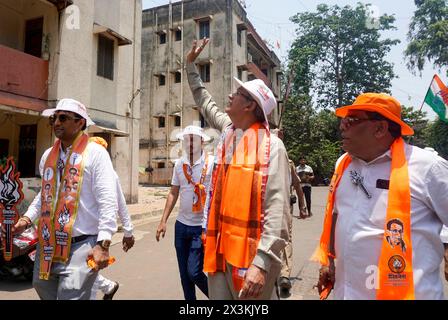 Mumbai, Inde. 27 avril 2024. MUMBAI, INDE - AVRIL 27 : Anil Desai, un candidat de Mahavikas Aghadi de la circonscription du centre-sud de Mumbai, a visité la région de Sewri dans le cadre de sa campagne électorale, le 27 avril 2024 à Mumbai, en Inde. (Photo de Raju Shinde/Hindustan Times/Sipa USA ) crédit : Sipa USA/Alamy Live News Banque D'Images