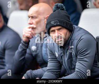 Derby, Royaume-Uni. 27 avril 2024. Paul Warne (Derby County Manager) lors du match EFL Sky Bet League 1 entre Derby County et Carlisle United au Pride Park Stadium, Derby, Angleterre, le 27 avril 2024. Photo de Mark Dunn. Utilisation éditoriale uniquement, licence requise pour une utilisation commerciale. Aucune utilisation dans les Paris, les jeux ou les publications d'un club/ligue/joueur. Crédit : UK Sports pics Ltd/Alamy Live News Banque D'Images