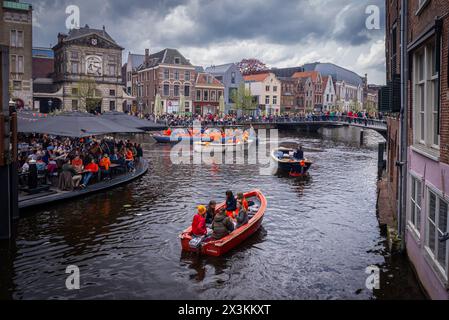 27 avril 2024 : Leyde, pays-Bas, fête des canaux célébration de l'anniversaire du roi aux pays-Bas, fête nationale fête du roi ou Koningsdag à du Banque D'Images