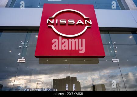 Inde. 27 avril 2024. Un logo NISSAN apparaît à l'extérieur d'une salle d'exposition NISSAN. (Photo par Idrees Abbas/SOPA images/SIPA USA) crédit : SIPA USA/Alamy Live News Banque D'Images