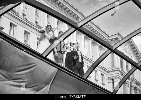 Bulgarie, Sofia ; 22 septembre 2023, jeunes mariés bulgares sur une place centrale de la ville - ÉDITORIAL Banque D'Images