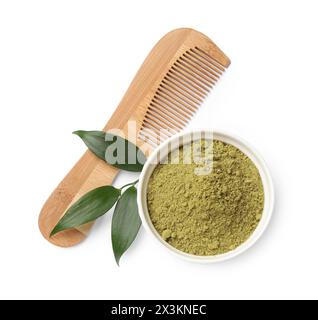 Poudre de henné dans un bol, peigne et feuilles vertes isolé sur blanc, vue de dessus Banque D'Images