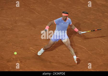 Rafael Nadal, de l'Espagne, contre Alex de Minaur dans le match de la ronde en simple masculin de 64 au cours de la cinquième journée de l'Open Mutua de Madrid à la Caja Magica, en avril Banque D'Images