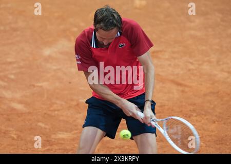 Madrid, Espagne. 27 avril 2024. Daniil Medvedev contre Matteo Arnaldi dans le match de la ronde des célibataires masculins de 64 lors de la cinquième journée de l'Open Mutua Madrid à la Caja Magica le 27 avril 2024 à Madrid, Espagne. (Photo par Oscar Gonzalez/Sipa USA) crédit : Sipa USA/Alamy Live News Banque D'Images