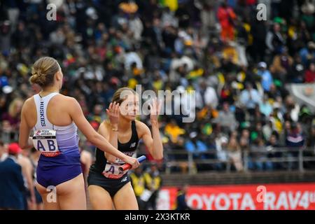 Philadelphie, États-Unis. 27 avril 2024. Providence n'est pas crédible quand Washington remporte la victoire dans le championnat universitaire féminin 4x800 d'Amérique le troisième jour du 128ème carnaval Penn Relays alors que les athlètes concourent dans la plus grande rencontre d'athlétisme des États-Unis au Franklin Field à Philadelphie, PA, USA le 27 avril, 2024. (Photo de Bastiaan Slabbers/Sipa USA) crédit : Sipa USA/Alamy Live News Banque D'Images