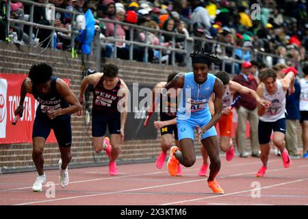 Philadelphie, États-Unis. 27 avril 2024. Le championnat d'Amérique de 4x800 hommes de l'université lors de la troisième journée du 128e carnaval Penn Relays alors que les athlètes concourent dans la plus grande rencontre d'athlétisme des États-Unis au Franklin Field à Philadelphie, PA, États-Unis le 27 avril 2024. (Photo de Bastiaan Slabbers/Sipa USA) crédit : Sipa USA/Alamy Live News Banque D'Images