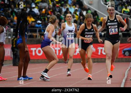 Philadelphie, États-Unis. 27 avril 2024. Championnat universitaire féminin 4x800 d'Amérique le troisième jour du 128e Penn Relays Carnival alors que les athlètes concourent dans la plus grande rencontre d'athlétisme des États-Unis au Franklin Field à Philadelphie, PA, États-Unis le 27 avril 2024. (Photo de Bastiaan Slabbers/Sipa USA) crédit : Sipa USA/Alamy Live News Banque D'Images