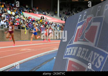 Philadelphie, États-Unis. 27 avril 2024. Les athlètes courent devant le mur de la renommée du relais Penn le 3e jour du 128e carnaval des relais Penn, la plus grande rencontre d'athlétisme des États-Unis, au Franklin Field à Philadelphie, PA, États-Unis le 27 avril 2024. (Photo de Bastiaan Slabbers/Sipa USA) crédit : Sipa USA/Alamy Live News Banque D'Images