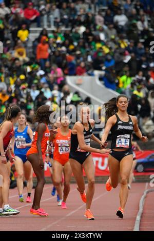 Philadelphie, États-Unis. 27 avril 2024. Championnat universitaire féminin 4x800 d'Amérique le troisième jour du 128e Penn Relays Carnival alors que les athlètes concourent dans la plus grande rencontre d'athlétisme des États-Unis au Franklin Field à Philadelphie, PA, États-Unis le 27 avril 2024. (Photo de Bastiaan Slabbers/Sipa USA) crédit : Sipa USA/Alamy Live News Banque D'Images