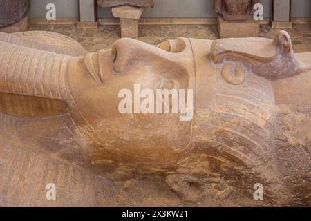 Le colosse calcaire de Ramsès II au musée en plein air de Memphis, Egypte Banque D'Images