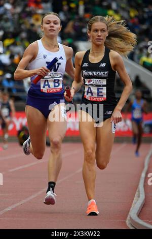 Philadelphie, États-Unis. 27 avril 2024. Championnat universitaire féminin 4x800 d'Amérique le troisième jour du 128e Penn Relays Carnival alors que les athlètes concourent dans la plus grande rencontre d'athlétisme des États-Unis au Franklin Field à Philadelphie, PA, États-Unis le 27 avril 2024. (Photo de Bastiaan Slabbers/Sipa USA) crédit : Sipa USA/Alamy Live News Banque D'Images