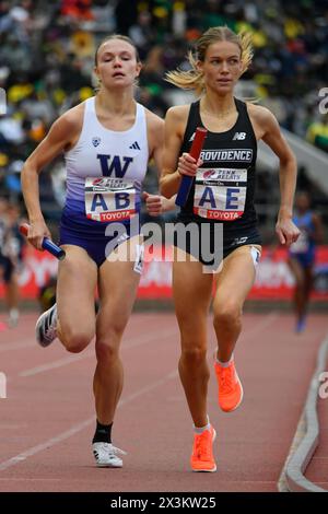 Philadelphie, États-Unis. 27 avril 2024. Championnat universitaire féminin 4x800 d'Amérique le troisième jour du 128e Penn Relays Carnival alors que les athlètes concourent dans la plus grande rencontre d'athlétisme des États-Unis au Franklin Field à Philadelphie, PA, États-Unis le 27 avril 2024. (Photo de Bastiaan Slabbers/Sipa USA) crédit : Sipa USA/Alamy Live News Banque D'Images